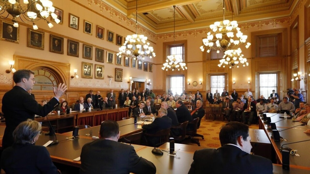 O post guvernéra Kansasu zabojujú štyria tínedžeri, zákon nenamieta