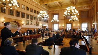 O post guvernéra Kansasu zabojujú štyria tínedžeri, zákon nenamieta