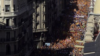 Ľudia vyšli do ulíc Barcelony, aby podporili jednotu Španielska