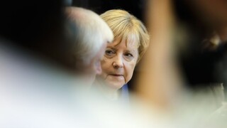 Merkelovej únia ukončila spor, dohodla sa na obmedzení migrácie