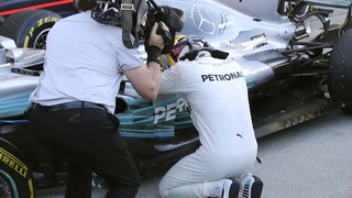 Hamilton sa výrazne priblížil k titulu, Vettela zradila technika