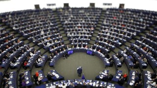Europoslanci vyzývajú k ukončeniu vytláčania migrantov. Zdôraznili potrebu sankcií voči Bielorusku