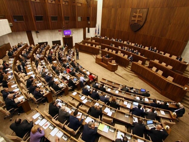 Parlament začal októbrovú schôdzu, témami sú Kiska i rozpočet