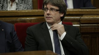 Katalánsky líder nezávislosť nevyhlásil, požiadal o dialóg