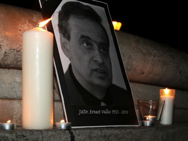 Vrah Ernesta Valka vraj sedí za lúpež v maske známeho herca