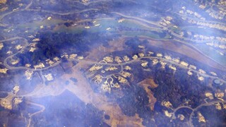 Požiare v Kalifornii zanechali spúšť, z obytných štvrtí ostali ruiny