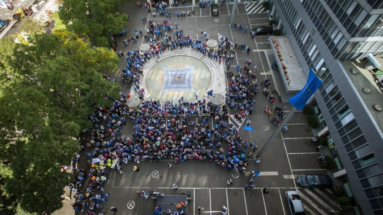 Skorší odchod do dôchodku? Odborári sa zišli pred ministerstvom