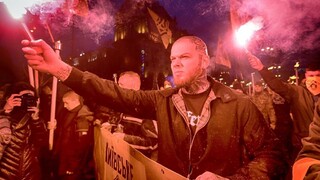Tisíce nacionalistov pochodovali ulicami, oslavovali Banderu