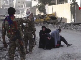 Islamisti si pri úteku z Rakky urobili z civilistov ľudské štíty