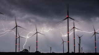 Hurikán Ophelia mieri k Írsku, úrady varujú pred silným dažďom
