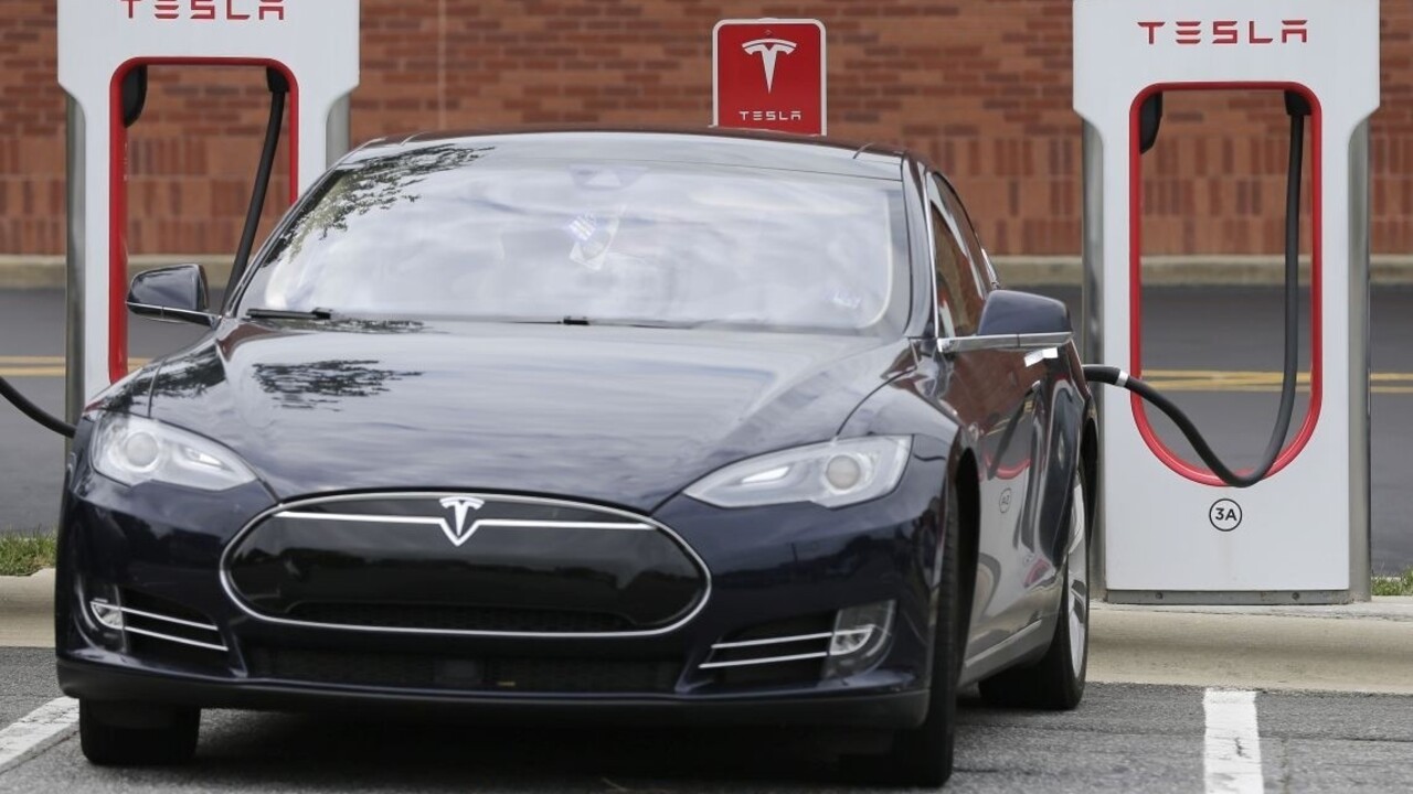 Tesla prepúšťa zamestnancov, nestíha vyrábať žiadaný model
