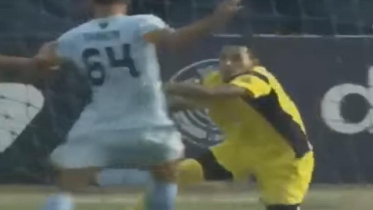 Futbalový brankár sa dostal do kolízie so spoluhráčom, neprežil