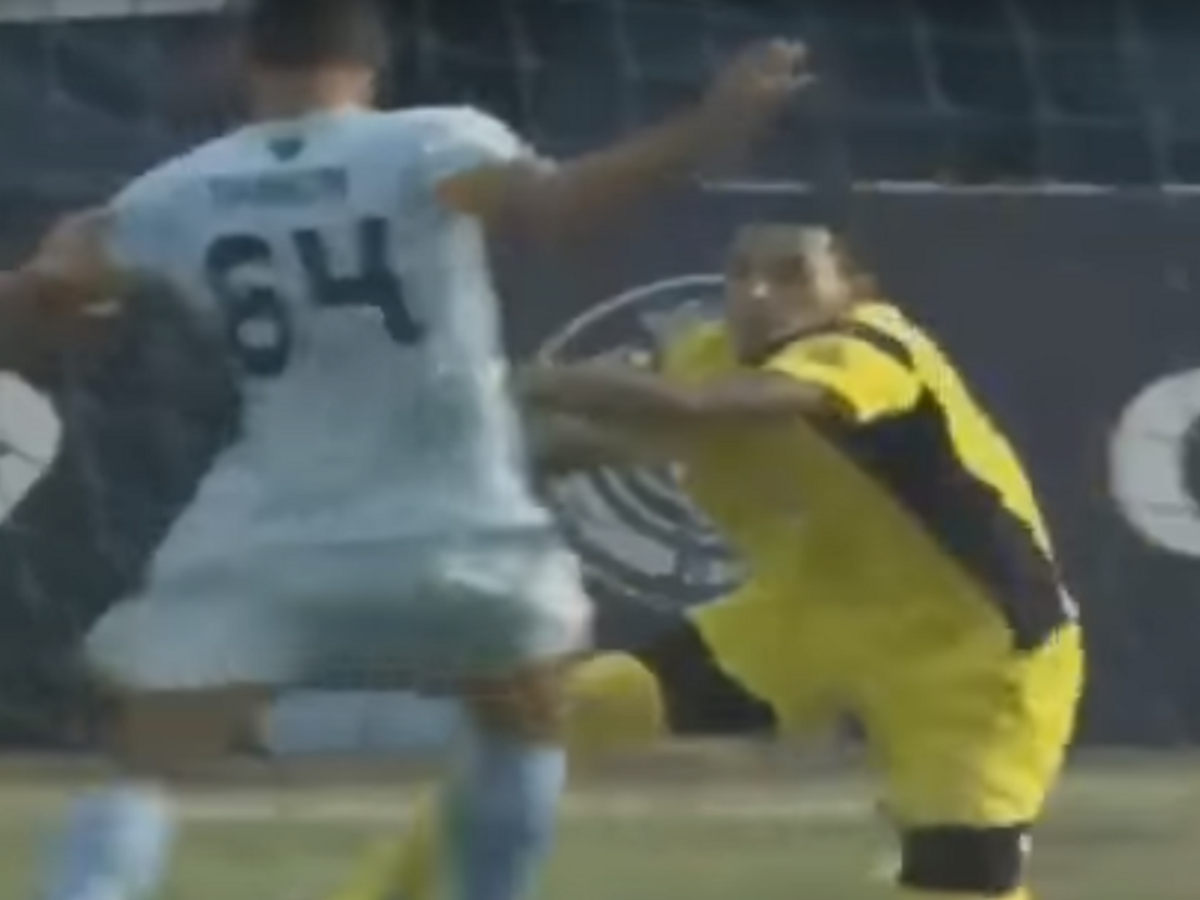 Futbalový brankár sa dostal do kolízie so spoluhráčom, neprežil