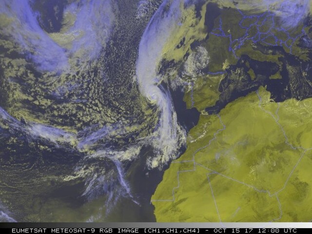 Silná búrka Ophelia už zabíjala, Írsko zasiahla plnou silou