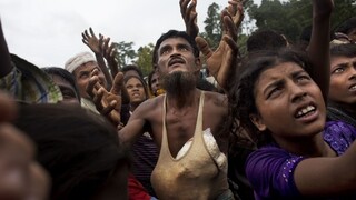 Tisíce Rohingov odchádzajú do Bangladéša, uviazli pod holým nebom