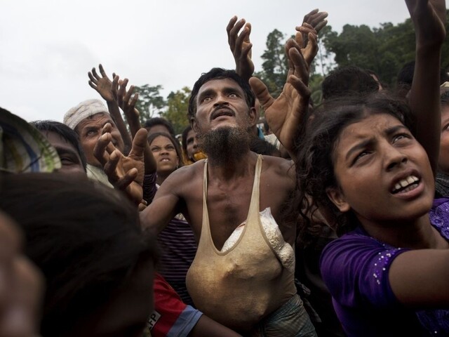 Tisíce Rohingov odchádzajú do Bangladéša, uviazli pod holým nebom