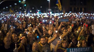 Katalánci opäť vyšli do ulíc, odsúdili zadržanie separatistov