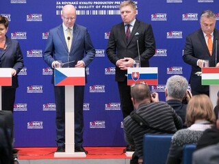 Premiéri krajín V4 sa na pracovnej večeri stretnú s Junckerom