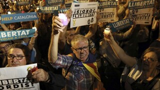 Líder Katalánska neustúpi, Madrid chce pozastaviť regiónu autonómiu
