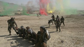 Taliban pri útoku na základňu povraždil desiatky vojakov