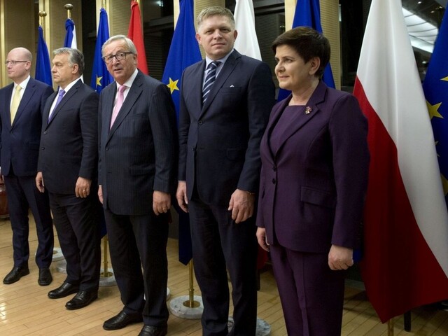 Sobotka prezradil, aká bola večera premiérov V4 s Junckerom