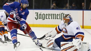 Halák vychytal triumf nad mestským rivalom, z víťazstva sa tešil aj Chára