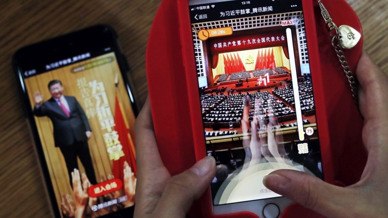 Mladí Číňania v mobile súťažia, kto lepšie zatlieska prezidentovi