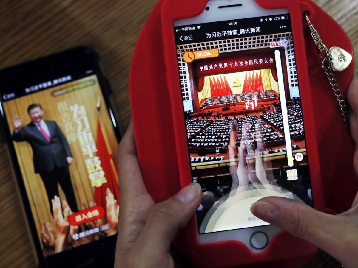 Mladí Číňania v mobile súťažia, kto lepšie zatlieska prezidentovi
