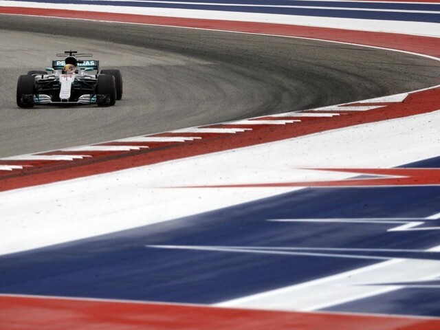 Hamilton nemá v USA konkurenciu, vyštartuje z prvého miesta