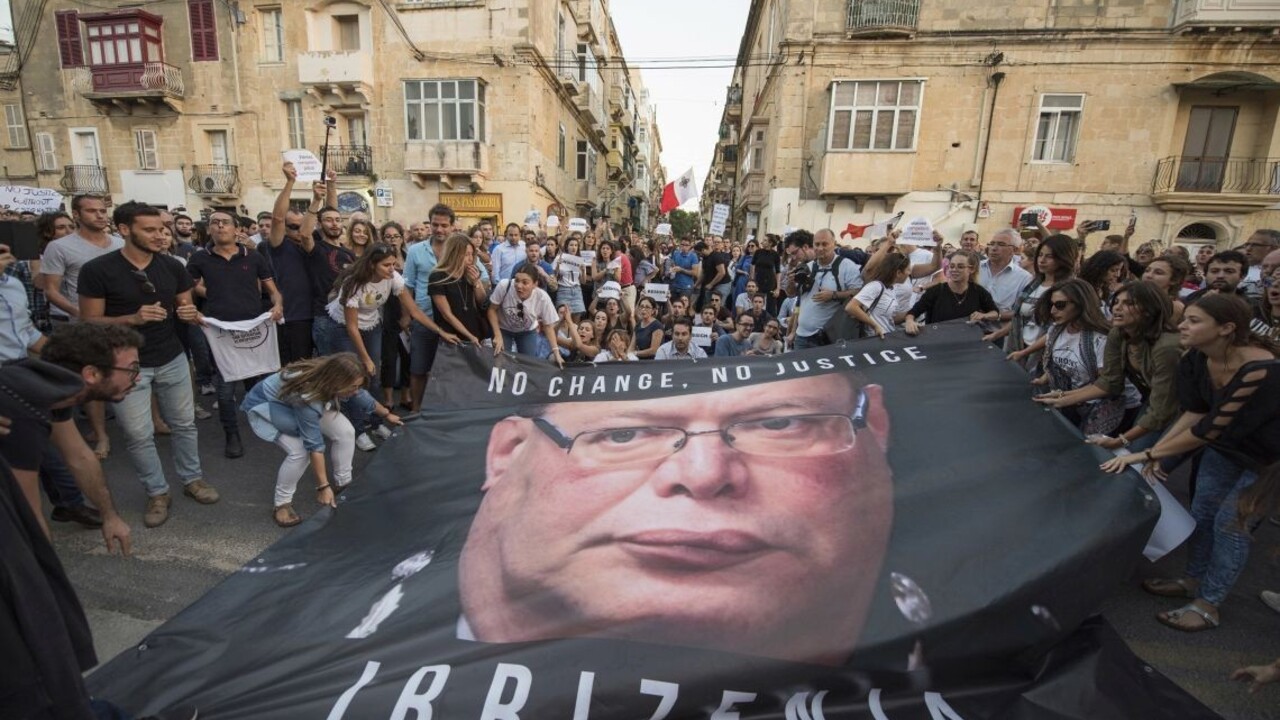 Malťania žiadajú vyšetriť vraždu novinárky, tisíce vyšli do ulíc