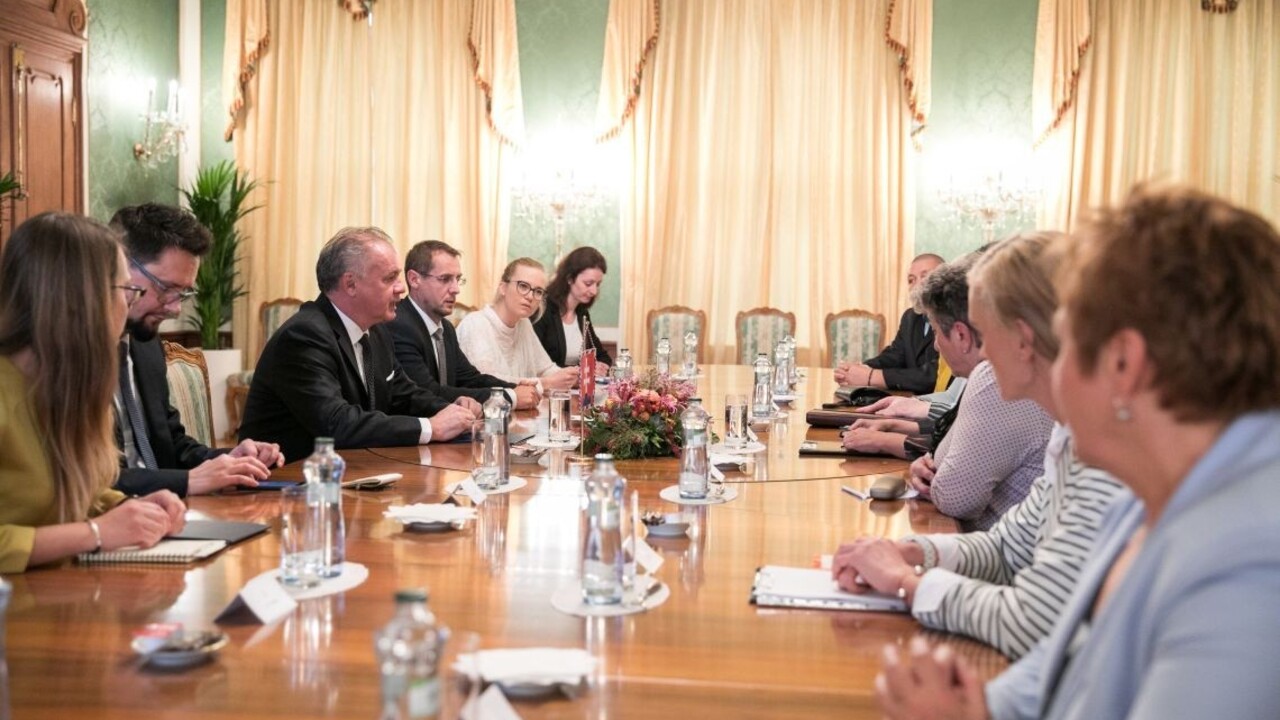 Kiska sa stretol s opatrovateľkami, poukázal na nedostatky