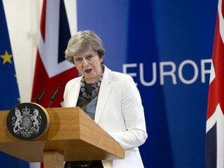 Mayová prosila Junckera o pomoc s Brexitom, píše nemecká tlač
