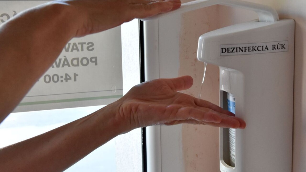 Dezinfekcia rúk žltačka 1140 px (TASR)