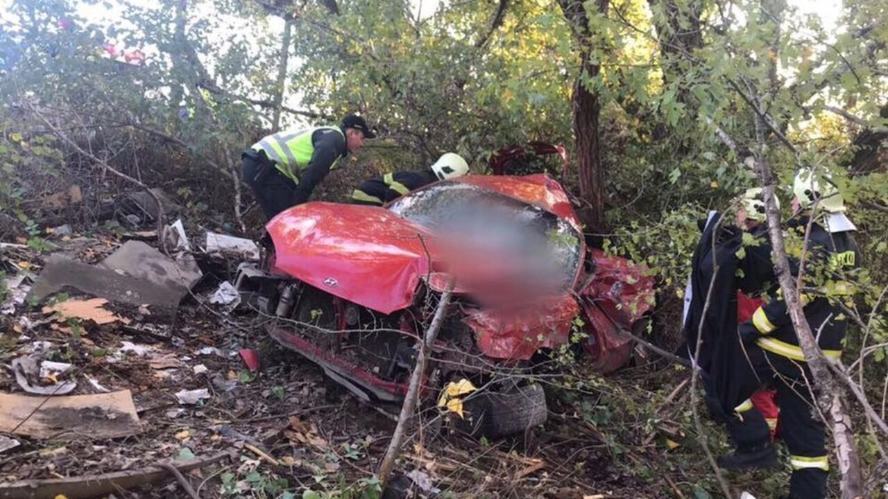 Vodič v Bratislave narazil do stromu, posádka auta neprežila