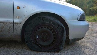 Ozbrojený vodič unikal hliadke, museli mu rozstrieľať auto