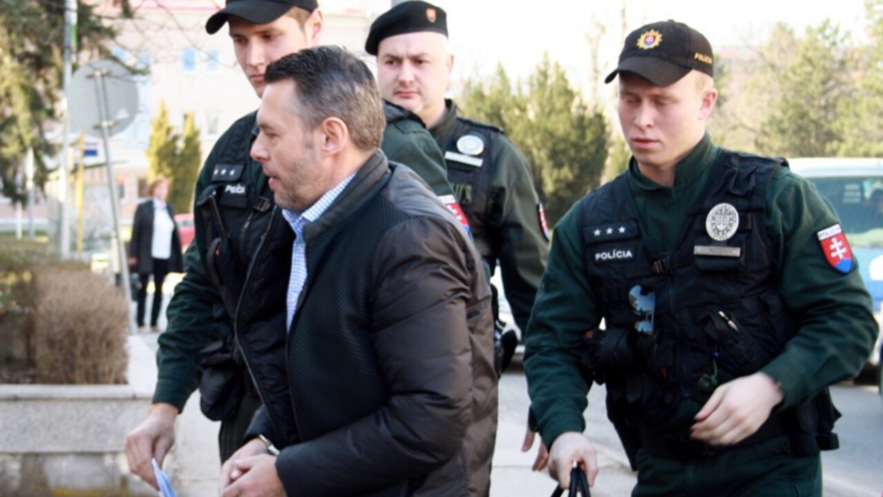 Bývalý šéf Smeru je v kauze týrania nevinný, rozhodol súd