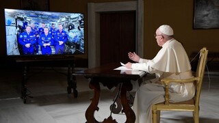 Pápež sa s astronautmi na ISS porozprával o vesmíre a láske