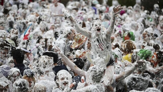 britain-foam-fight-80544-acb683f4606b42b88cad646963563251_7f000001-f444-1bed.jpg