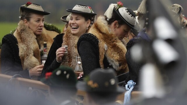 germany-procession-52982-8e6936109c044c85841a920094955b32_7f000001-f483-2fd0.jpg