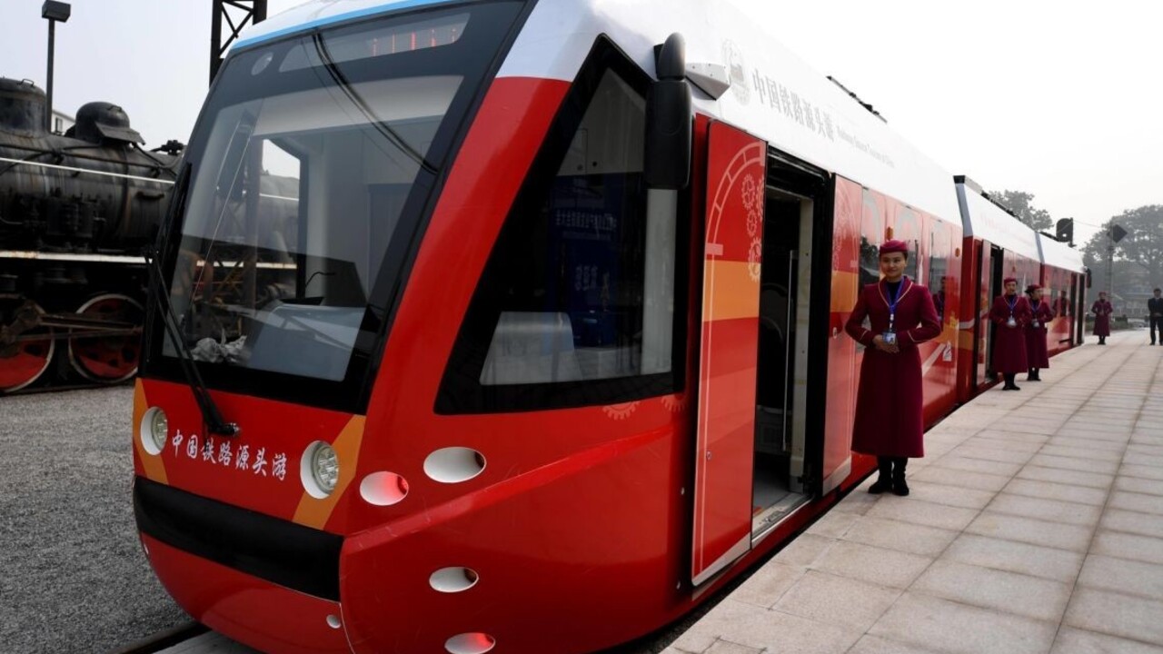 Vodíková električka vyrazila na trať, cestujúcim sa zapáčila