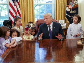 Trump pozval pred Halloweenom deti do oválnej pracovne