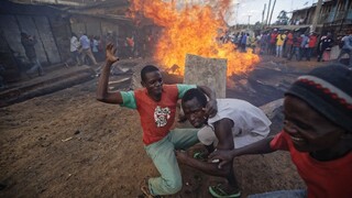 Agresia medzi Keňanmi narastá. Konflikt vyústil do mohutných požiarov