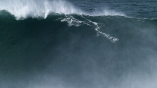 Dravé vlny potrápili aj tých najlepších svetových surferov