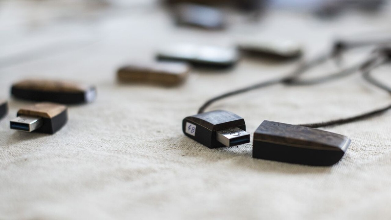 Na ulici našli USB. Obsahovalo tajné informácie o kráľovnej