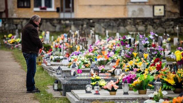 Sviatok všetkých svätých cintorín 1140 px (SITA/Jana Birošová)