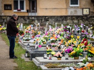 Sviatok všetkých svätých cintorín 1140 px (SITA/Jana Birošová)