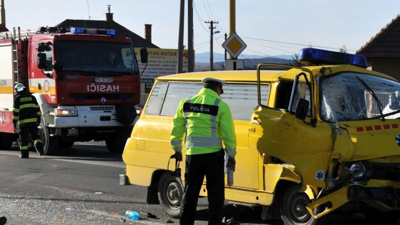 Sanitka sa zrazila s kamiónom, hlásia niekoľko zranených