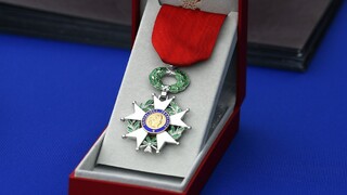 Na udelenie najvyššieho vyznamenania stačili dobré kontakty