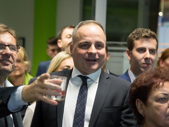 ONLINE: Vo väčšine krajov si zvolili zmenu, Košice zažili drámu