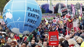 V Nemecku demonštrujú tisíce ľudí, bojujú proti znečisťovaniu ovzdušia